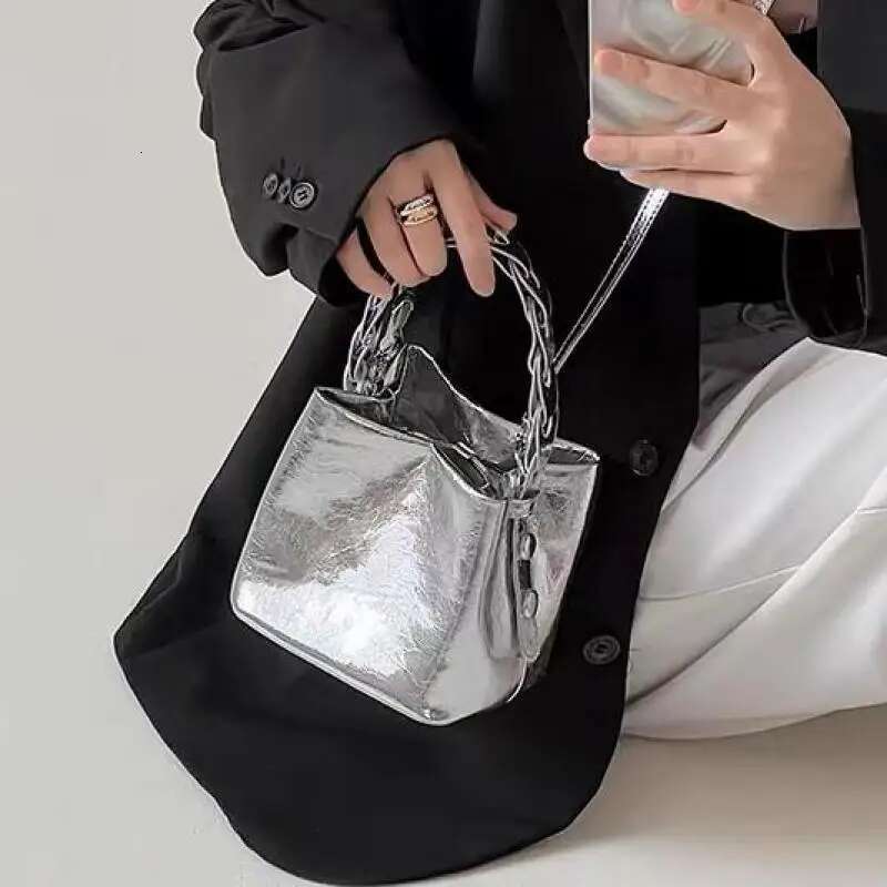 2024 New Fashion Sier Patent Leather Shiny Surface Bucket Shaped Handbag For Dinner Party Temperament Diagonal Cross Bag Trend