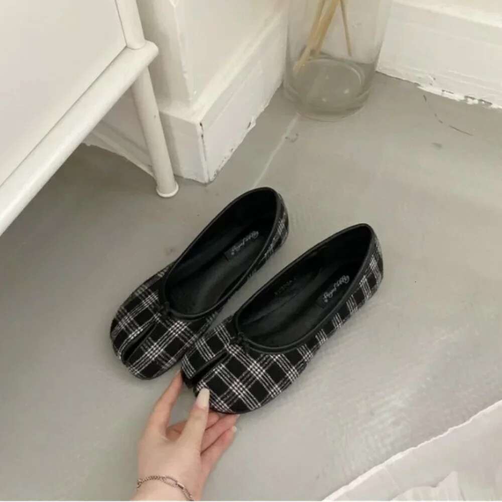 Individualized Women Spring Summer Retro Soft Small Leather Flat Loafers Split-toe Slacker Single Shoe Mujer