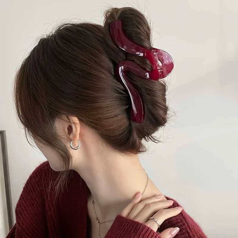 Large wave hair claw clip designed by French minimalists for women high-end shark clip 2025 new style Updos hair accessories. Y2504012