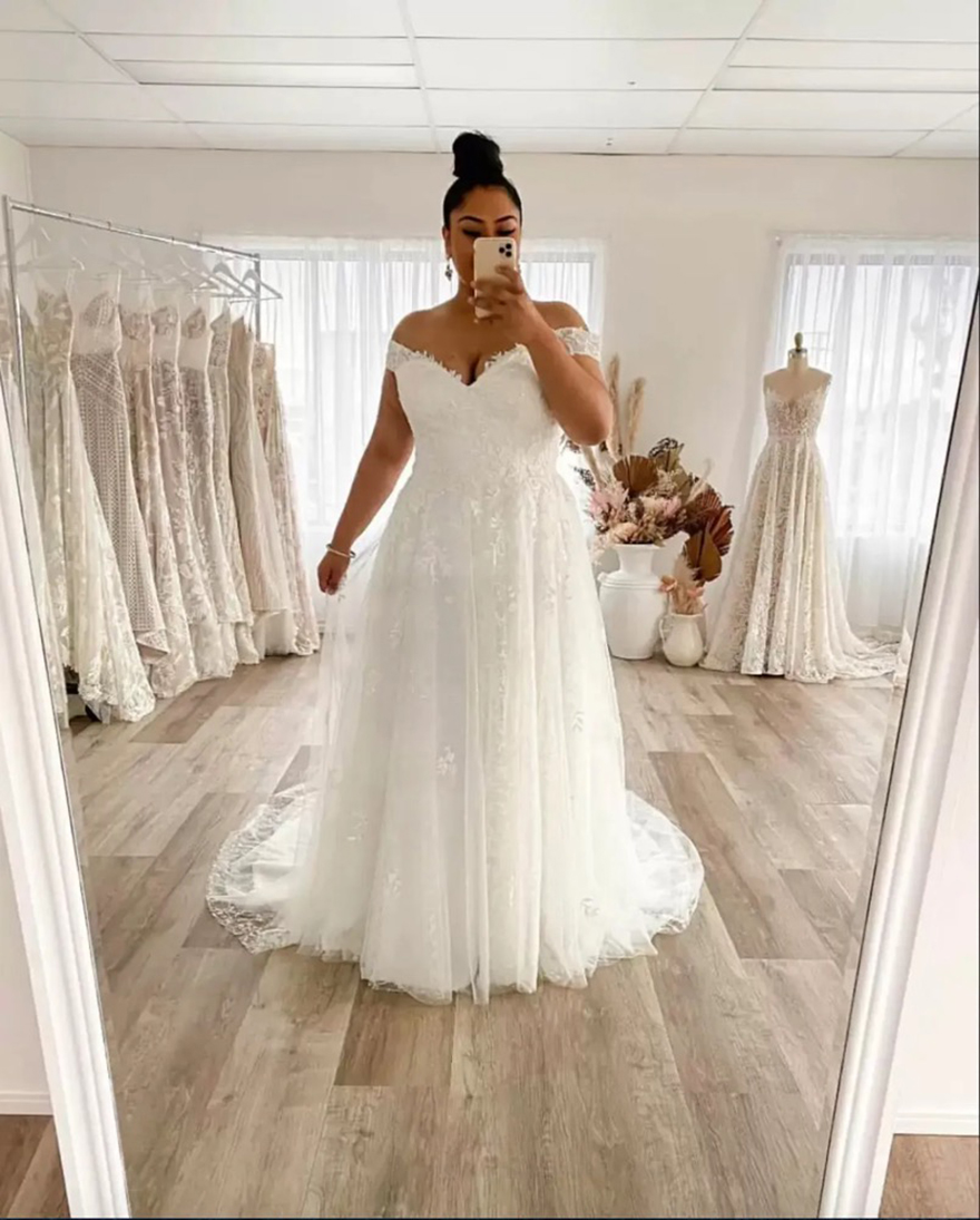 2025 Plus Size Wedding Dress A Line Off The Shoulder Lace Big Bridal Gowns Appliques Zip Back Gorgeous Lady Marriage Dresses White Ivory