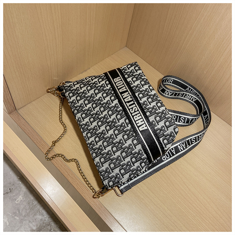 trendy jacquard fabric letter single shoulder bag ins large-capacity storage makeup bag for women western style and versatile cross body bag