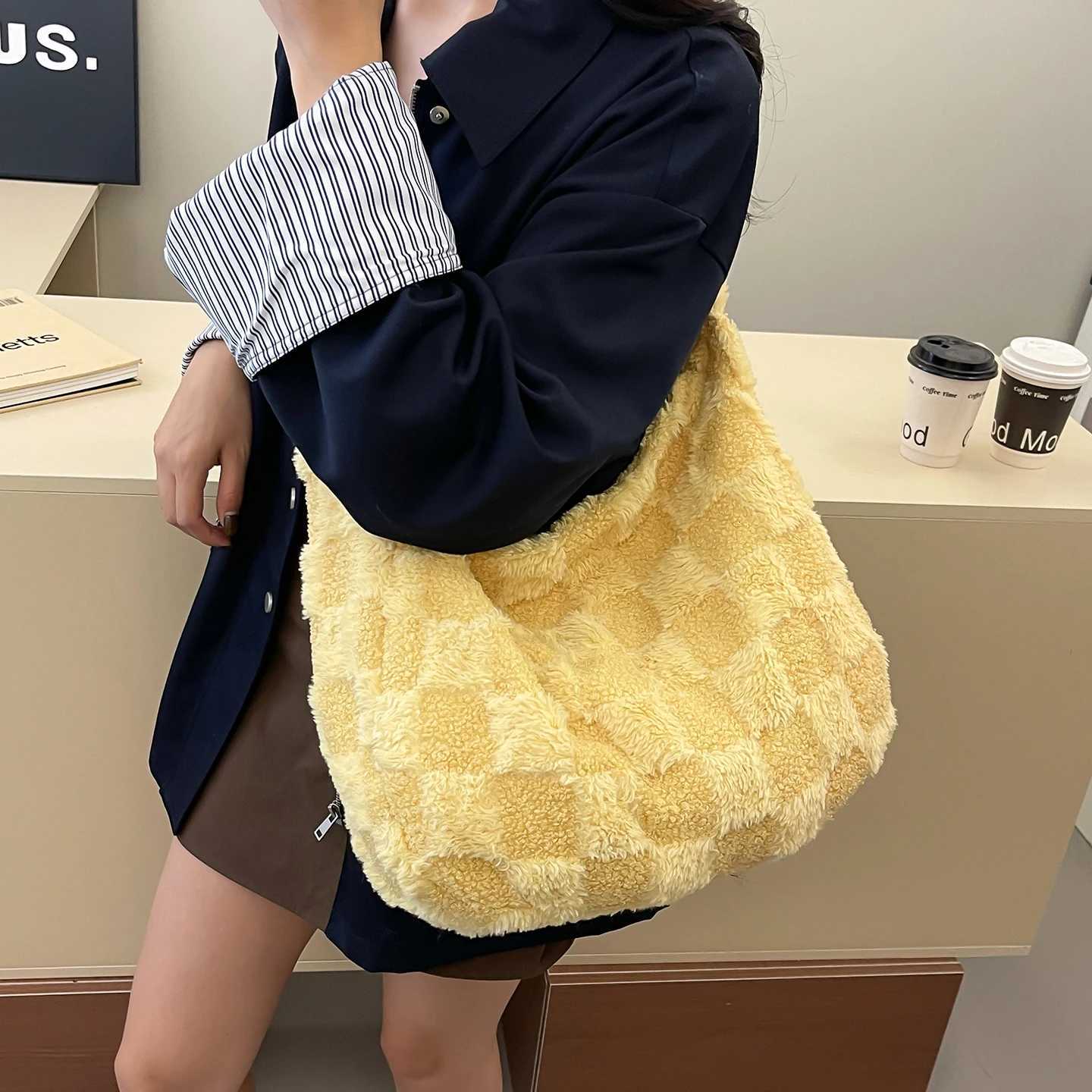 Fuzzy Tote Bag for Wen Fall Winter Plush Soft Shoder Bag Handbag Large Fleece Crossbody Purse for Daily Use Shopping Wor H251111