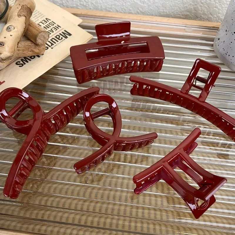 Plastic red hair claw womens large geometric acrylic crab hair clip elegant bucket clip womens fashionable hair clip Y2504012