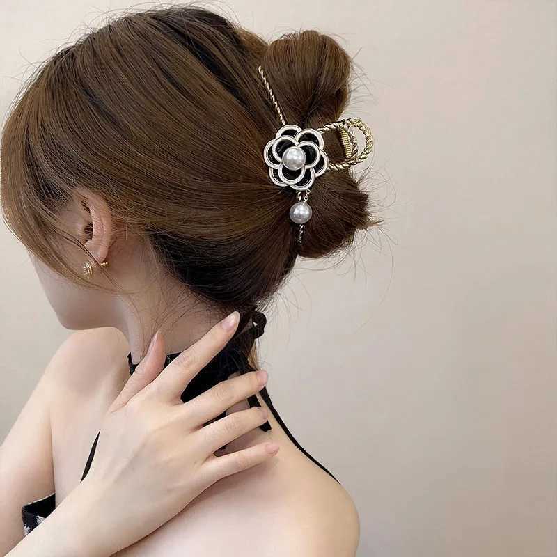 New retro pearl hair claw clip suitable for girls camellias handmade fashionable and elegant ponytail clip decorative ACCESSORI Y2504012