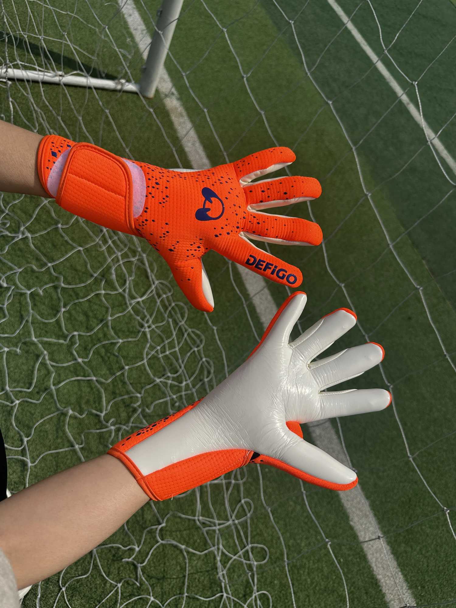 New adult football goalkeeper gloves match grade goalkeeper gloves and non slip latex training glovesXJ250412