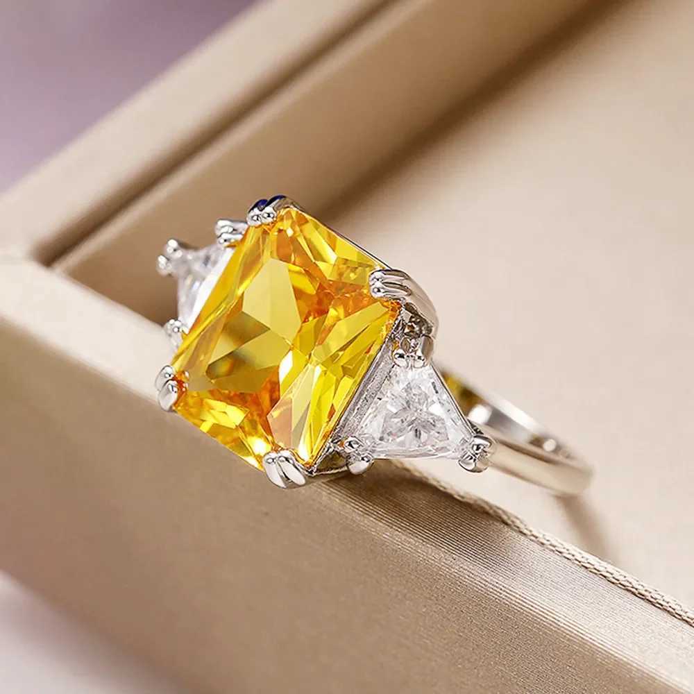Huitan Geometric Shed Yellow Cubic Zirconia Ring Silver Wedding Ring Suitable for WomenXJ250412