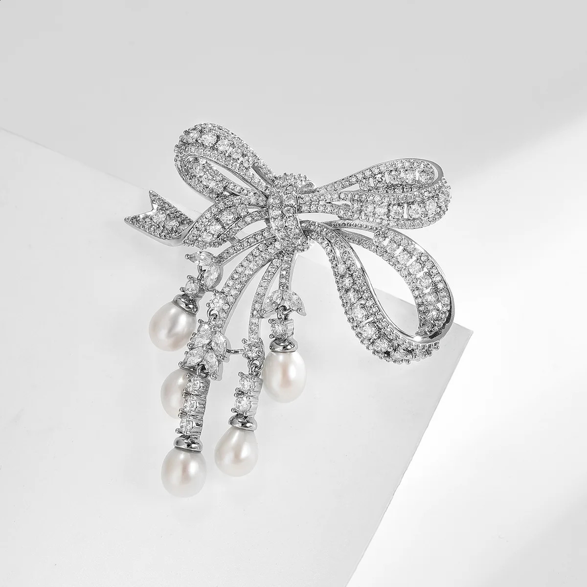 High end fashionable lamp luxurious micro inlaid zirconia bow brooch natural freshwater pearl corset accessory brooch 250407