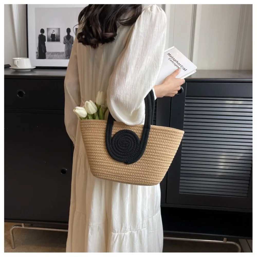 Womens Handbag 2024 New Retro Handheld Bucket Bag with Ins Str Bag and Large Capacity Cross Body BagXJ250412