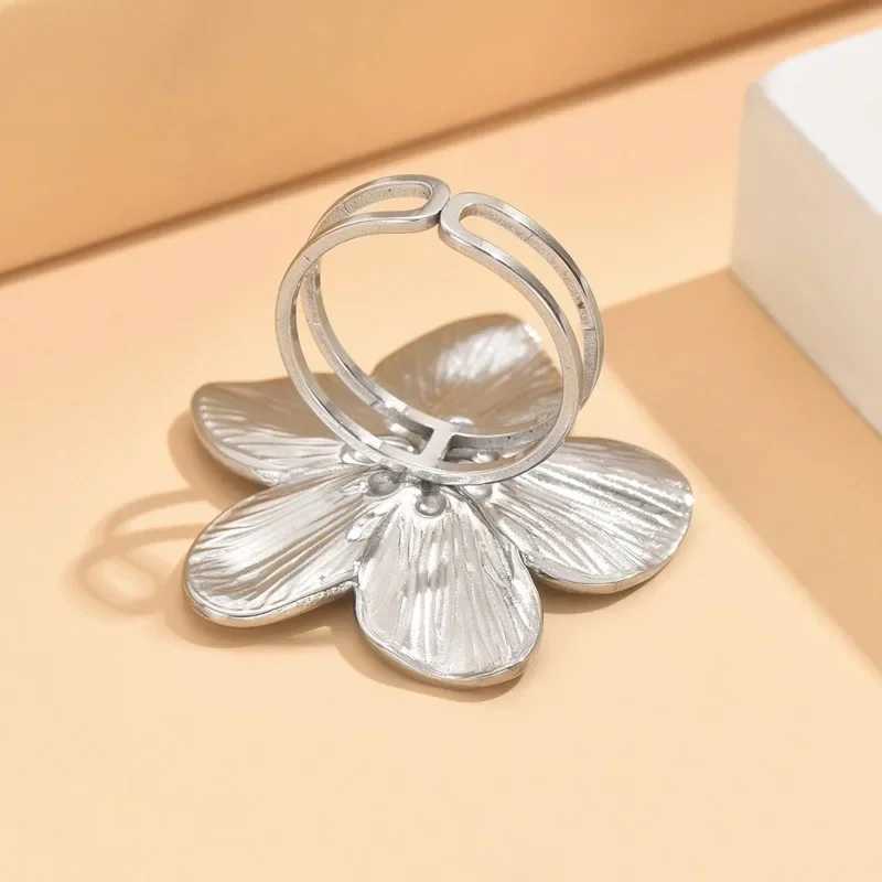 Elegant stainless steel gold floral ring suitable for women new open ring finger punk wedding jewelry giftXJ250412