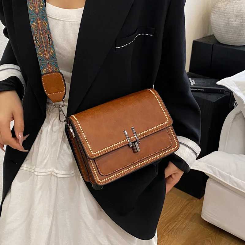 Popular wide shoulder bag new womens bag retro single shoulder crossbody bag small square bagT2511112
