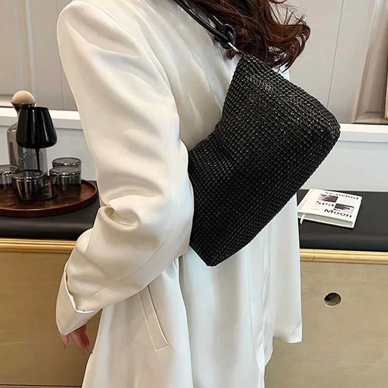 Ladies handbags can be worn over the shoulder crossbody or carried by hand suitable for travel and shopping Crossbody bagsT2511112