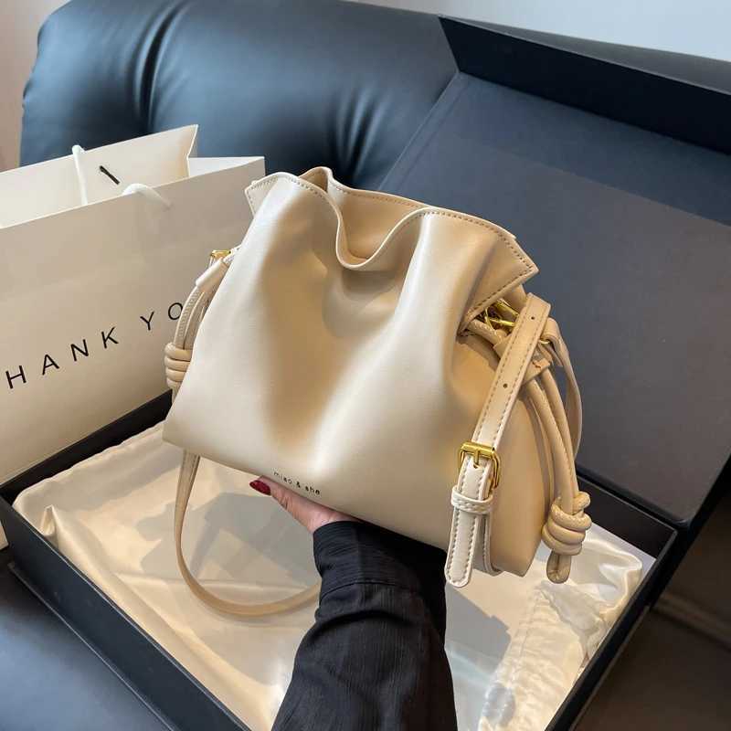 Womens pleated bucket bag with Drstring PU leather daily wallet pleated homeless wallet solid color top handbag used for shopping and travelXJ250412