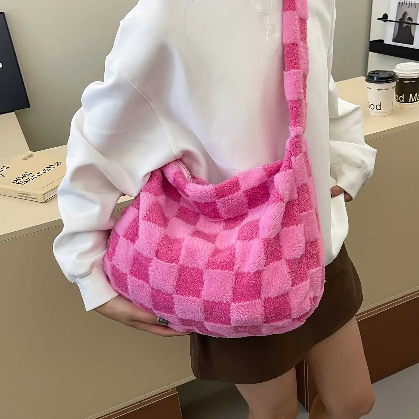 Fuzzy Tote Bag for Wen Fall Winter Plush Soft Shoder Bag Handbag Large Fleece Crossbody Purse for Daily Use Shopping Wor H251111
