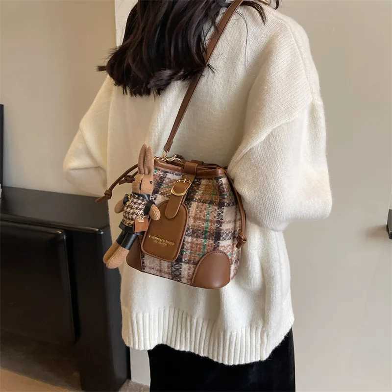 Womens shoulder bag Fi luxury designer womens small handbag PU leather cross body bucket bag womens retro handbagXJ250412
