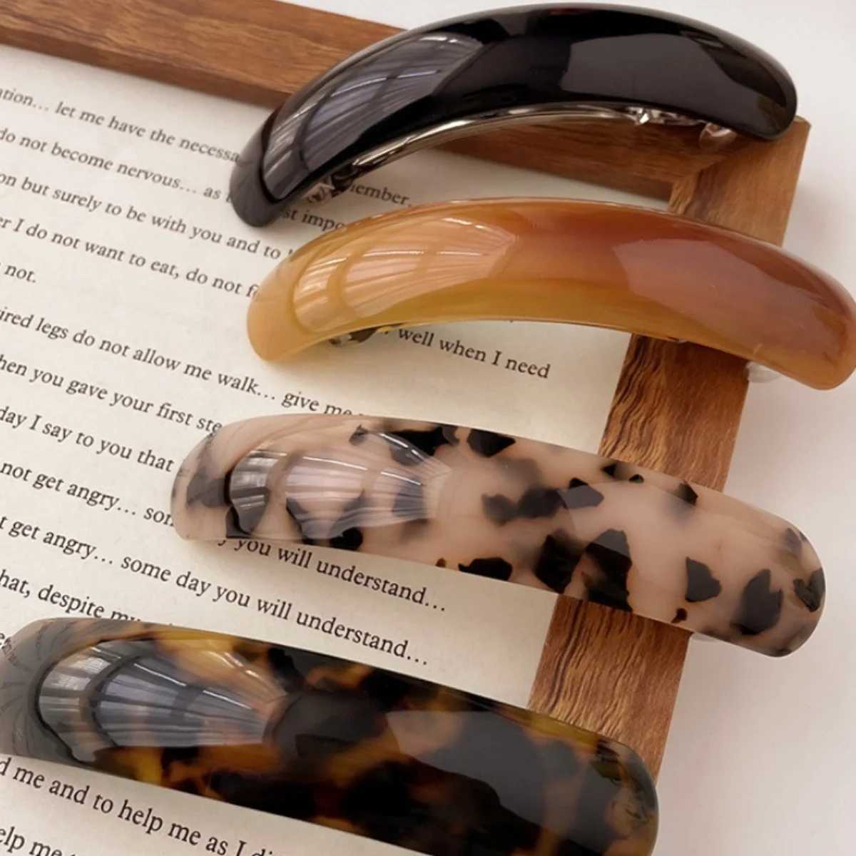 High quality and fashionable hair clip spring clip suitable for girls French large hair clip headwear smooth oval arc hair clip accessories Y2504012