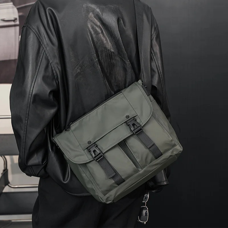 Mens retro shoulder bag mens outdoor messenger bag mens suspender bag mens suspender bag 250411