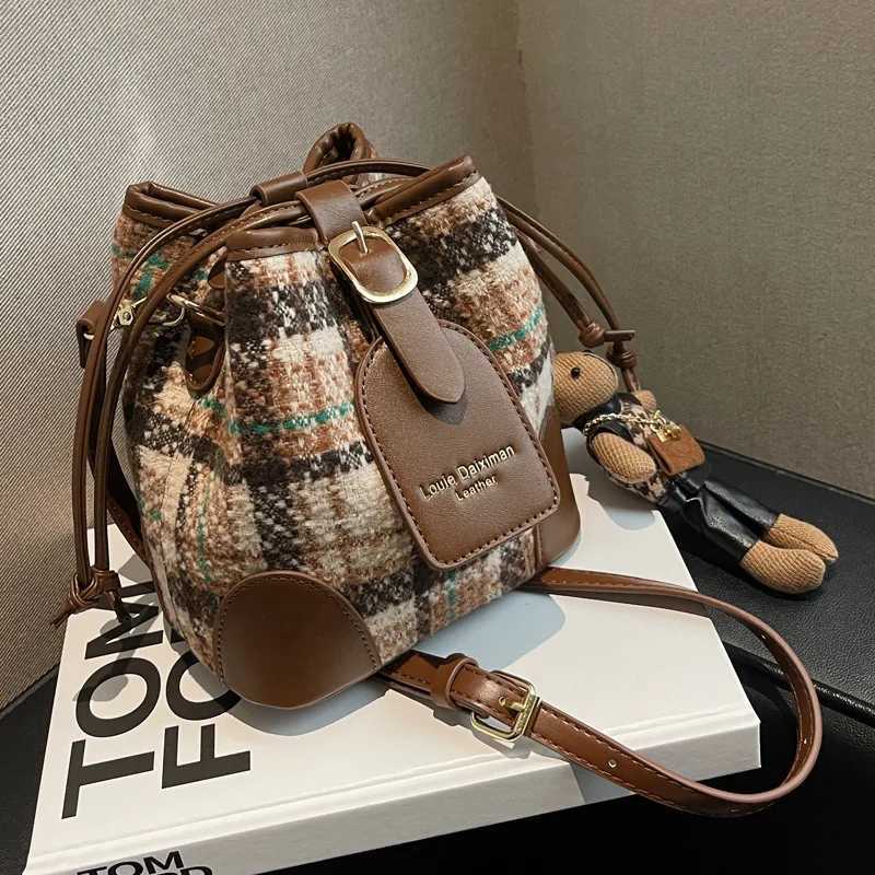 Womens shoulder bag Fi luxury designer womens small handbag PU leather cross body bucket bag womens retro handbagXJ250412