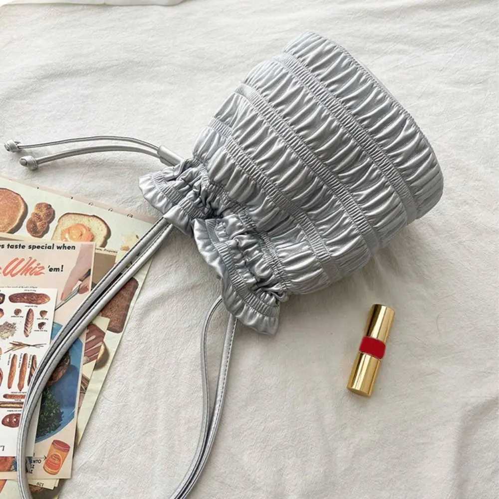 Sier pleated shoulder bag new Drstring PU leather handbag bucket casual wallet for womenXJ250412
