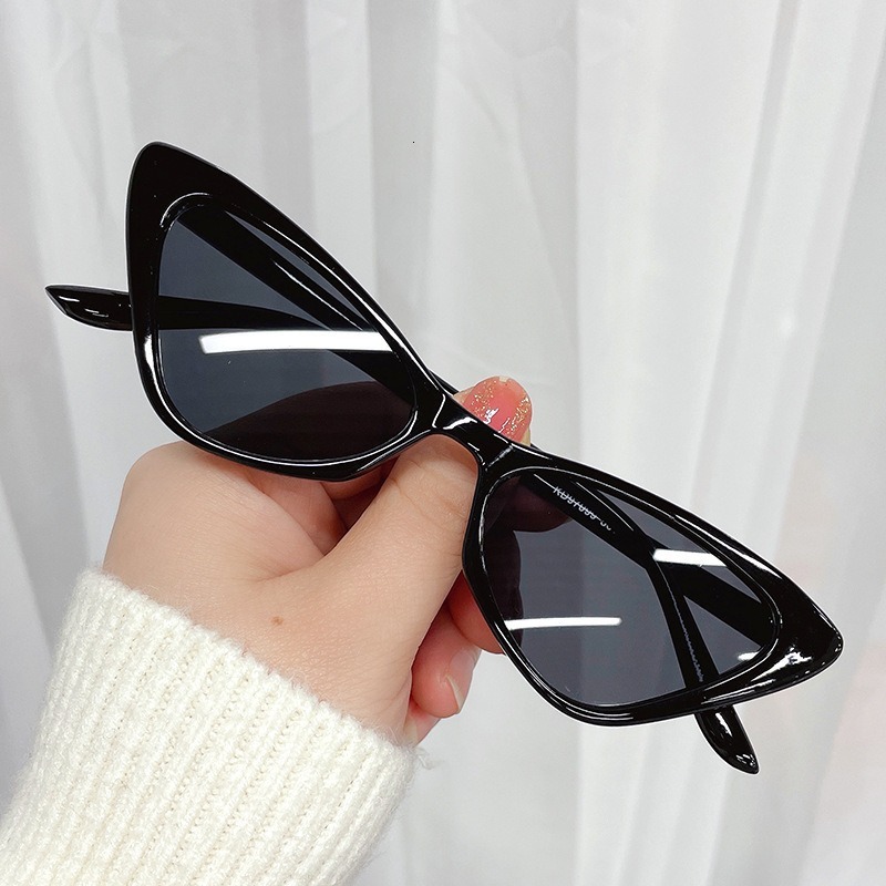 New trendy, fashionable, high-end street photography, UV resistant driving sunglasses, small frame cat eye sunglasses