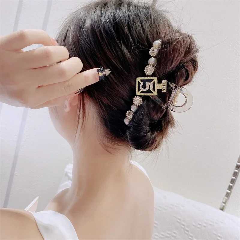 Home>Products>Luxury Womens Pearl Water Diamond Grab Clamp Versatile Shark Clamp Rear Spoon Plate Hairclip Y2504012