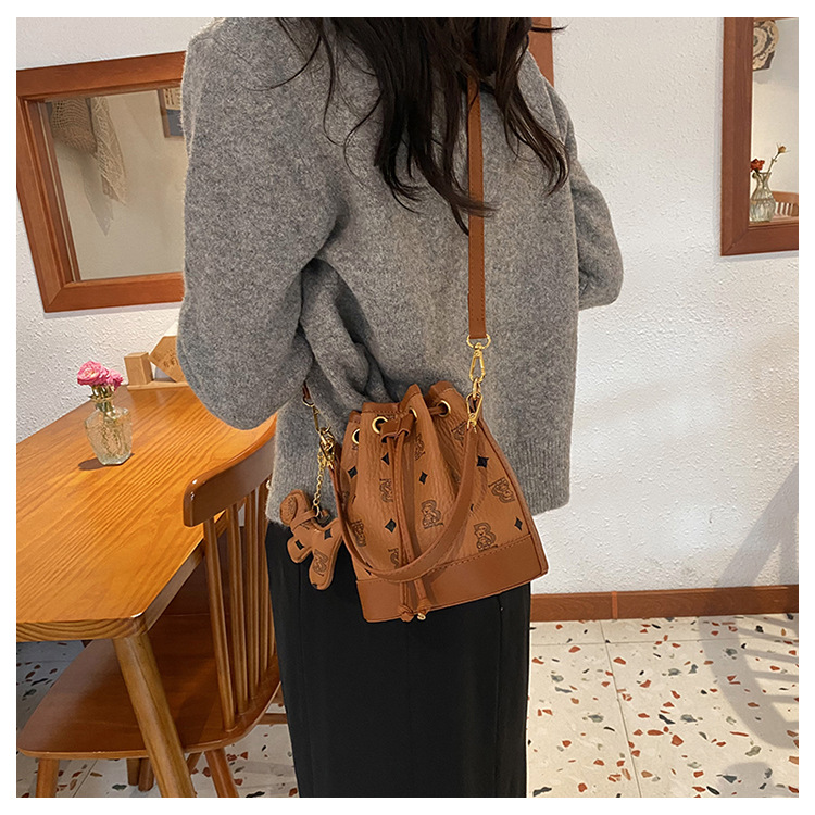 High-end fashionable women's new style hand-held bucket small versatile shoulder stylish cross body bag