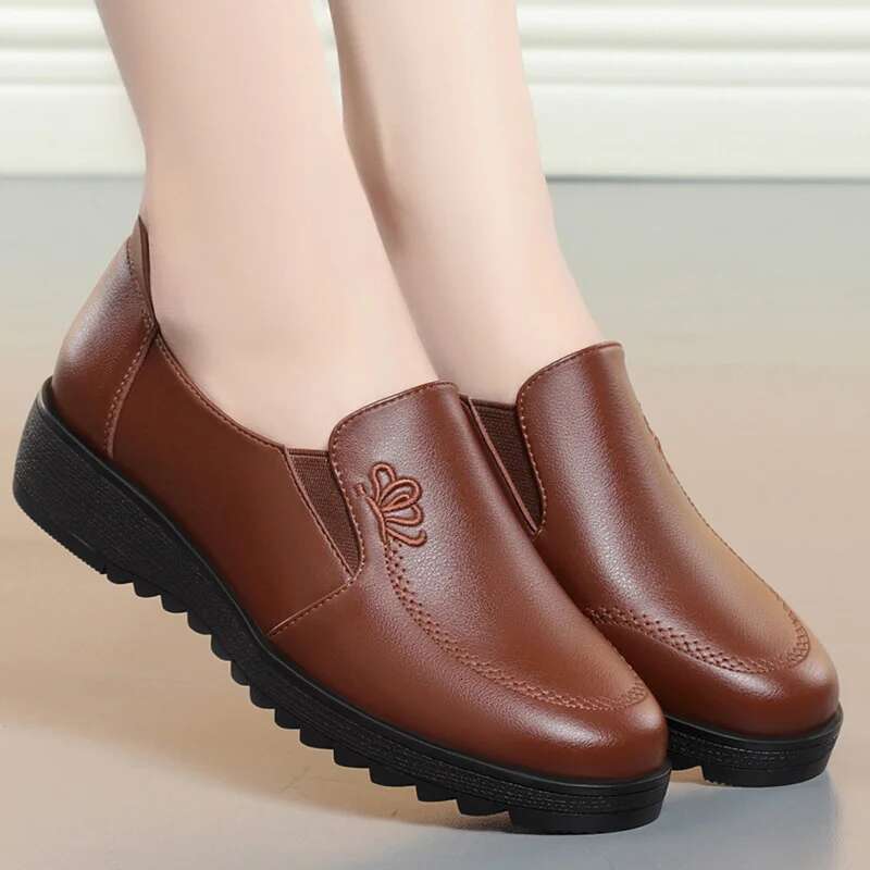2025 new flat shoes with soft round toe, flat bottom, anti slip, women's casual designer, fashionable leather shoes