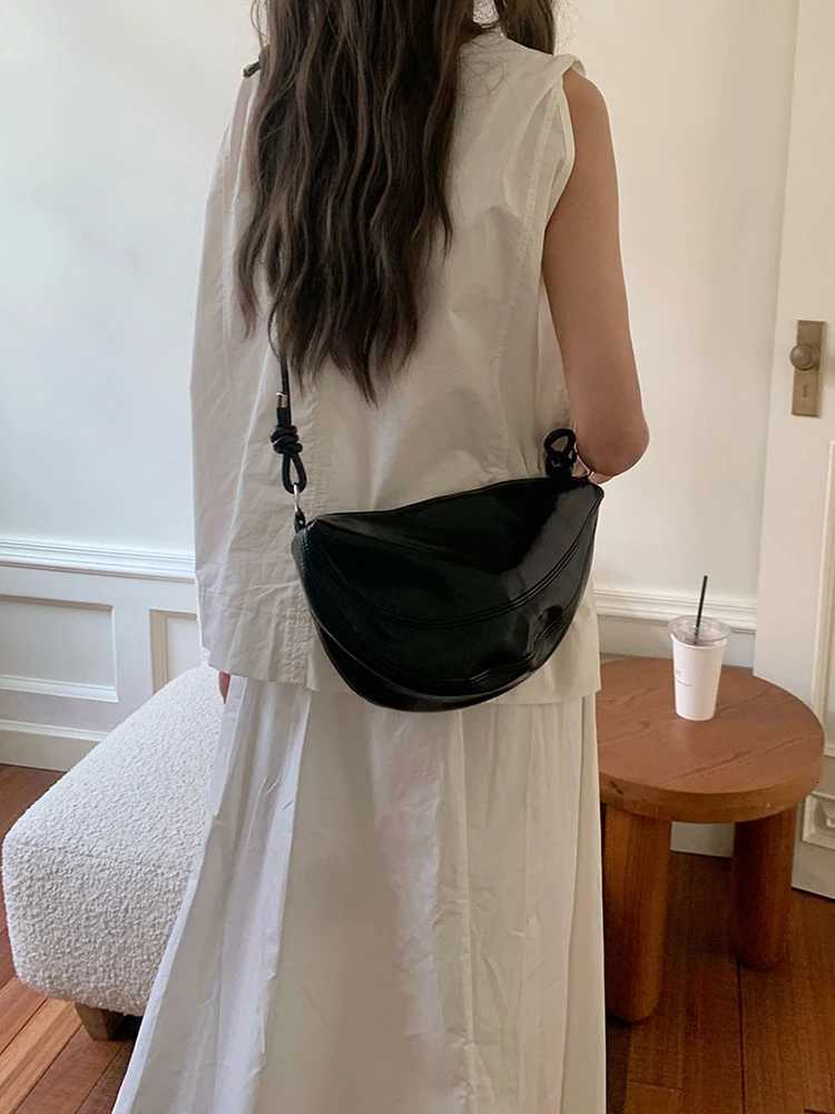 2025 new fashionable saddle bag casual crossbody bag womens daily commuting bag armpit bag single shoulder womens bagT2511112