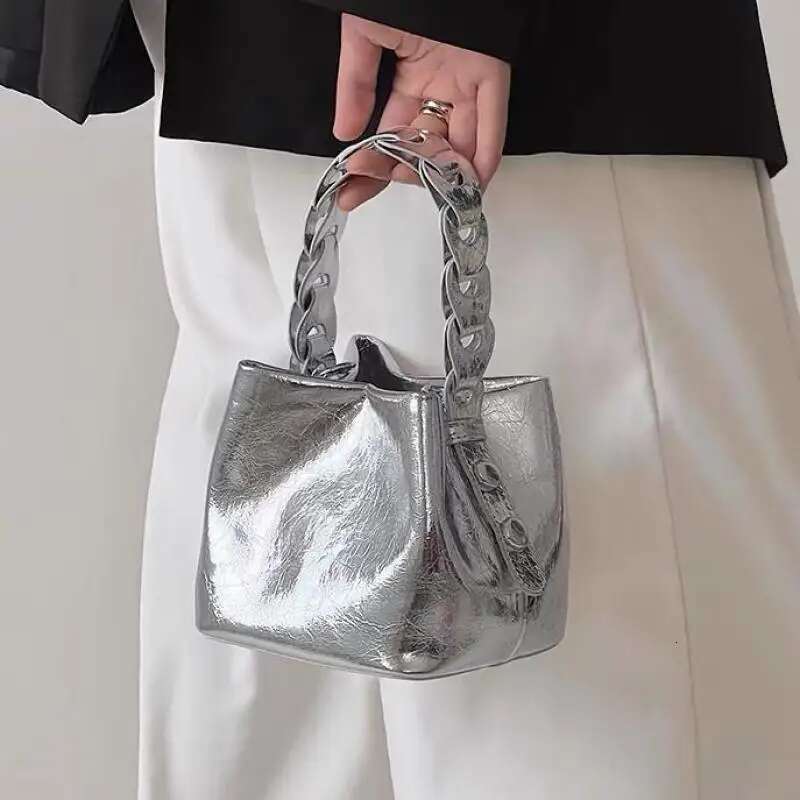 2024 New Fashion Sier Patent Leather Shiny Surface Bucket Shaped Handbag For Dinner Party Temperament Diagonal Cross Bag Trend