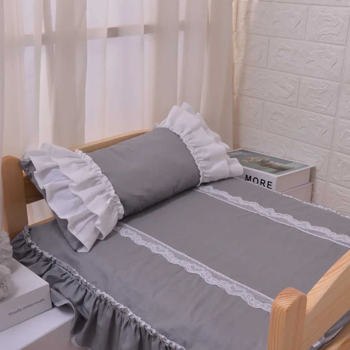 Cute solid wood pet bed comfortable dog bed free full set of pet bedding detachable and washable pet bed X250412
