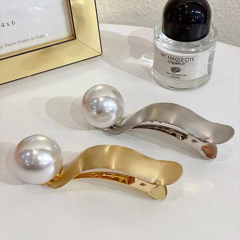 Fashion metal pearl hair clip temperature duckbill handle clip hair clip styling tool female hair clip accessory bucket Y2504012