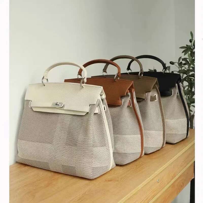 High-Sense Large-Capacity Checkered Leather Large-Size Commuter Handbag Single-Shouldered Notebook Lock Tote Bag
