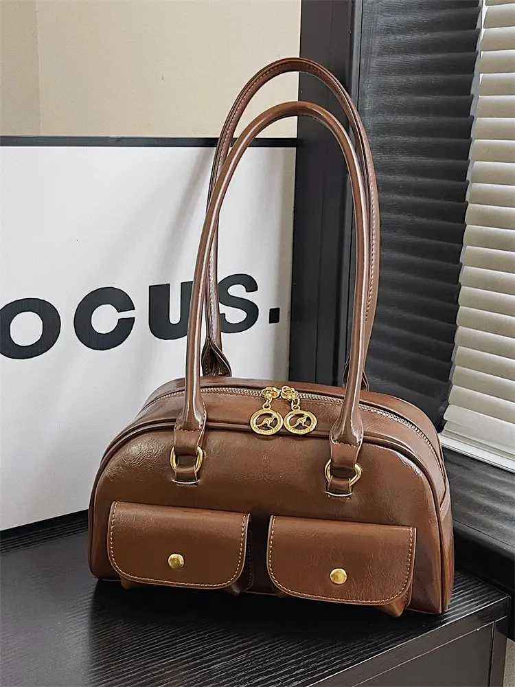 Fashionable Vintage Messenger Bag For Women In Elegant Leather Featuring Large Capacity And Chic Paris StyleW251111