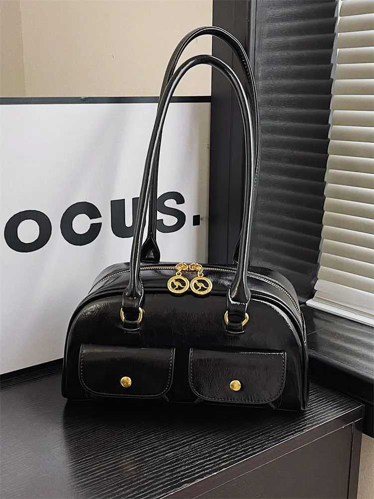 Fashionable Vintage Messenger Bag For Women In Elegant Leather Featuring Large Capacity And Chic Paris StyleW251111