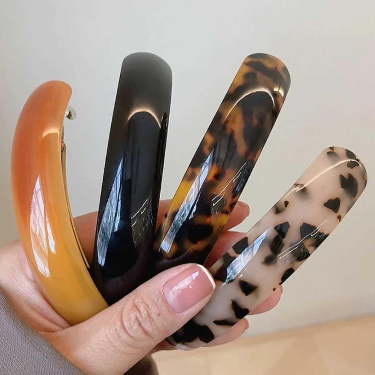 High quality and fashionable hair clip spring clip suitable for girls French large hair clip headwear smooth oval arc hair clip accessories Y2504012