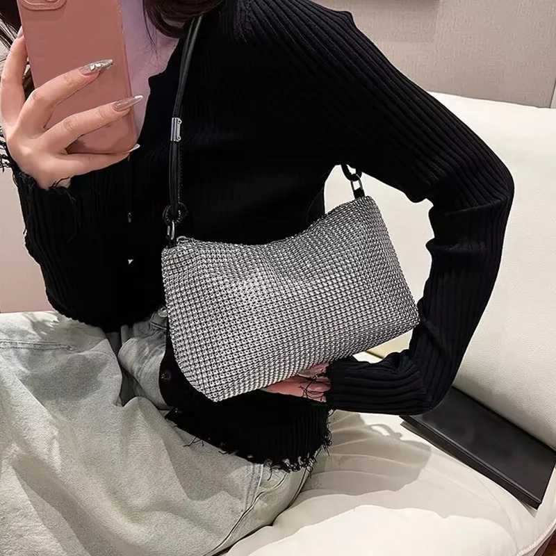 Ladies handbags can be worn over the shoulder crossbody or carried by hand suitable for travel and shopping Crossbody bagsT2511112