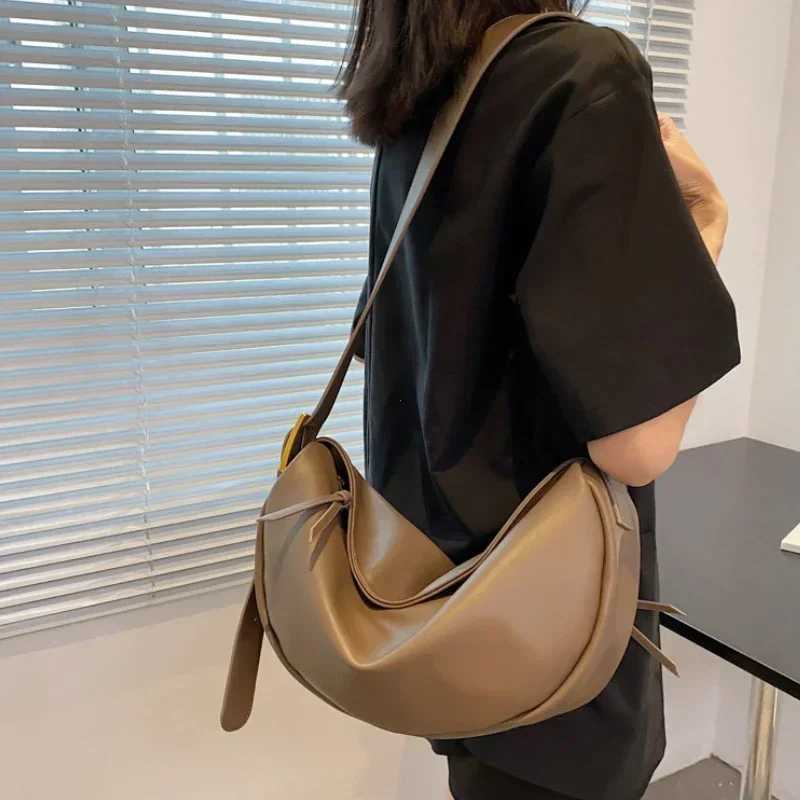 Womens cross body bag large capacity luxury handbag solid soft shoulder bag womens casual travel homeless bag retro Sac newXJ250412