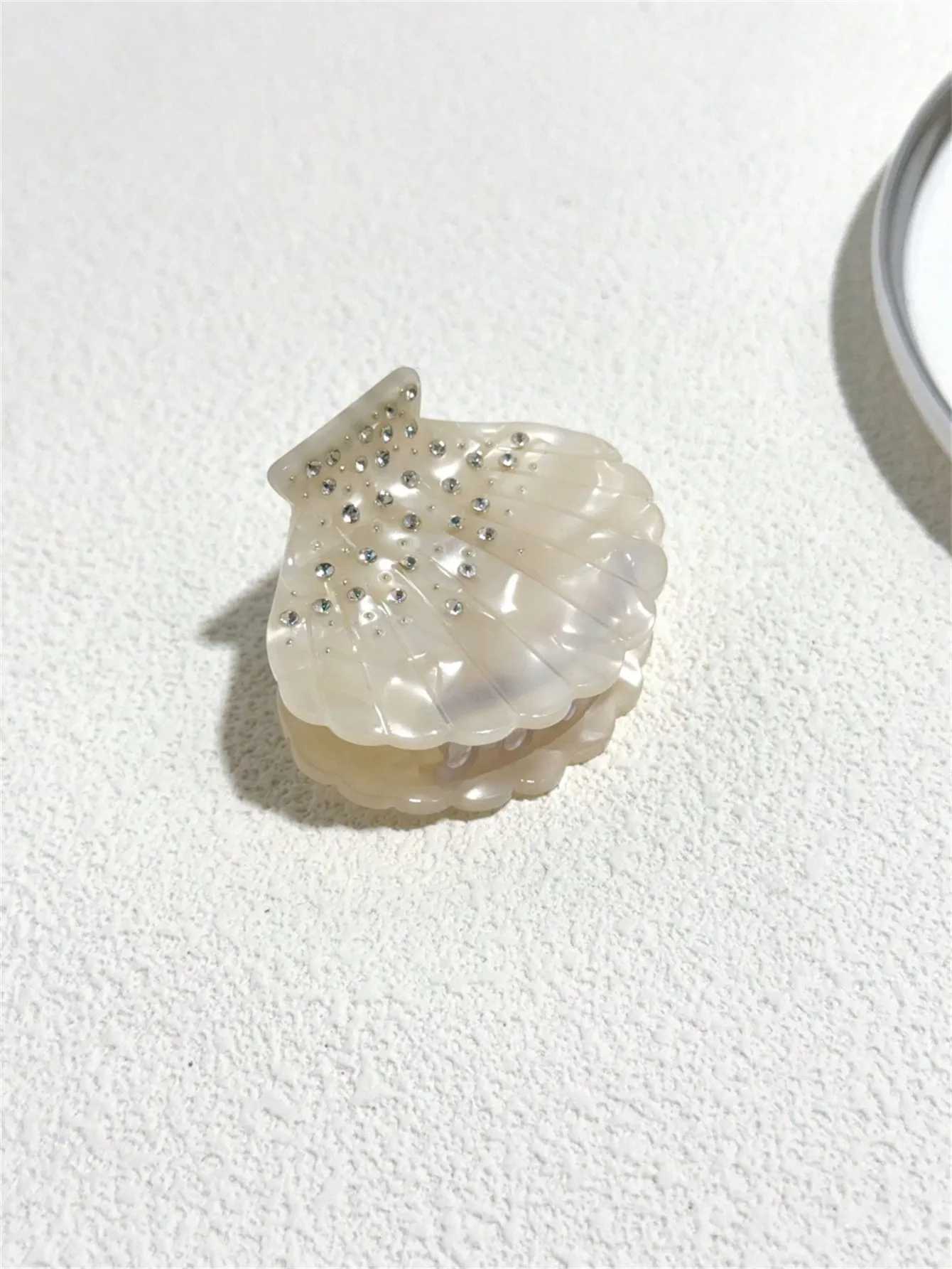 Rhinestone white shell series acetic acid grab clamp niche design grab star shaped grab rear clamp hair accessories Y2504012