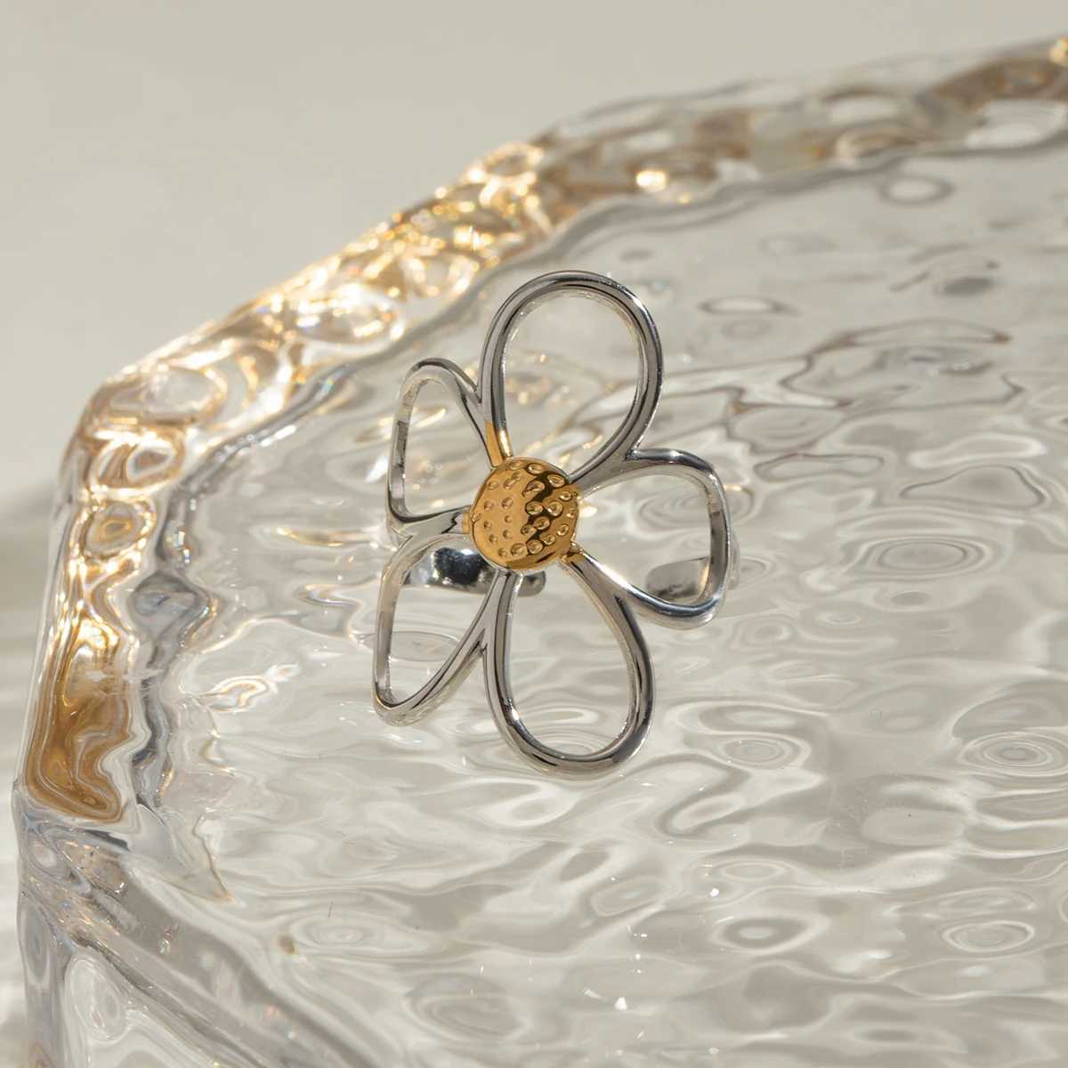 Stainless steel hollow flower retro creative lamp luxury open ring 18K PVD galvanized rust proof fashionable jewelryXJ250412
