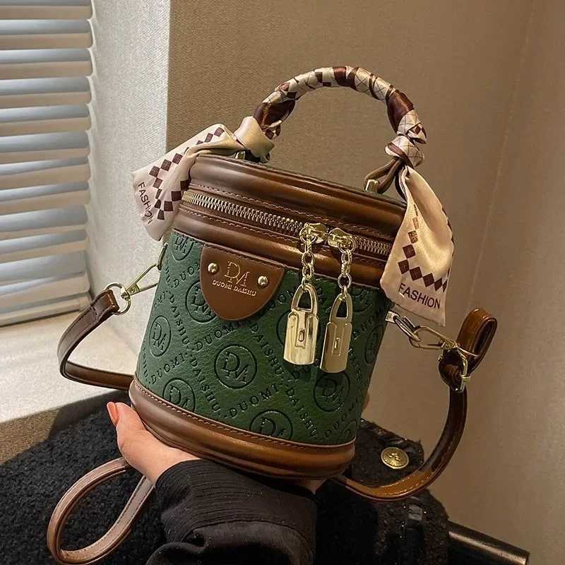 New high-quality womens autumn niche design cross body bag popular womens ribbed portable bucket bagXJ250412
