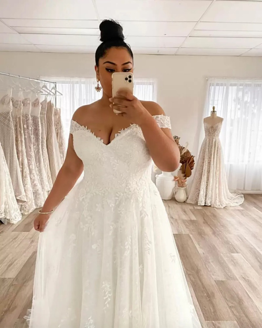 2025 Plus Size Wedding Dress A Line Off The Shoulder Lace Big Bridal Gowns Appliques Zip Back Gorgeous Lady Marriage Dresses White Ivory