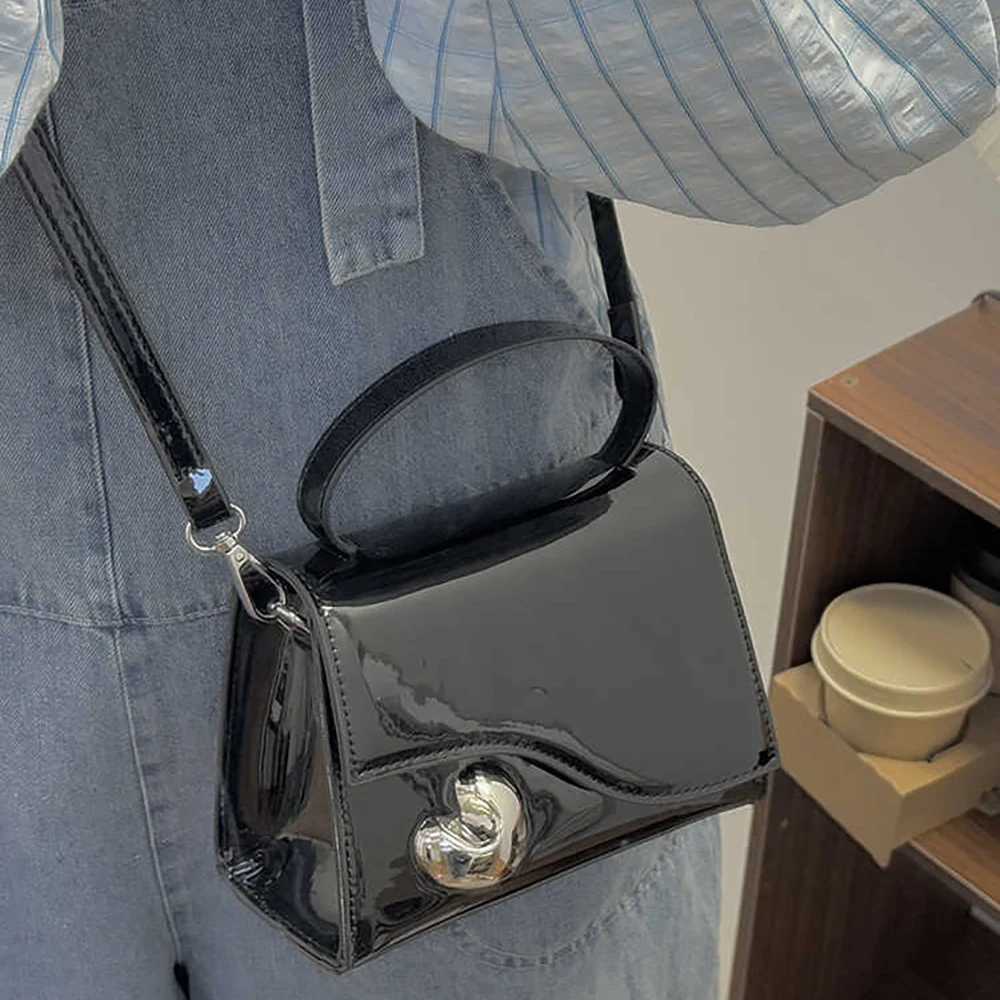 Trendy Patent Leather Square Crossbody Bags Women Hand-held Small Flap Bag Single Shoulder Bag Heart Design Commuter HandbagT2511112
