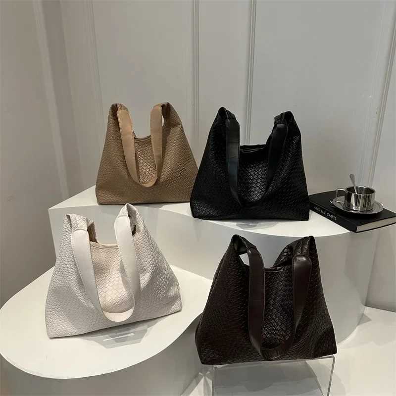 2024 New Foreign Trade Womens Bag High end Shoulder Bag Womens Pattern Large Capacity Commuter Bag HandbagXJ250412