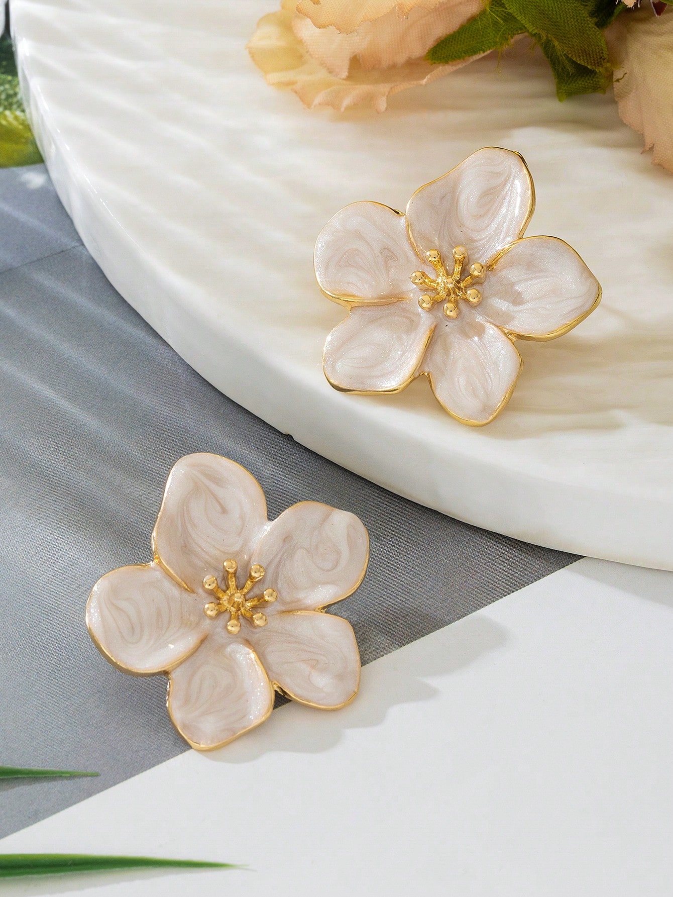 Ladies' earrings cloud drip oil flower shaped earrings