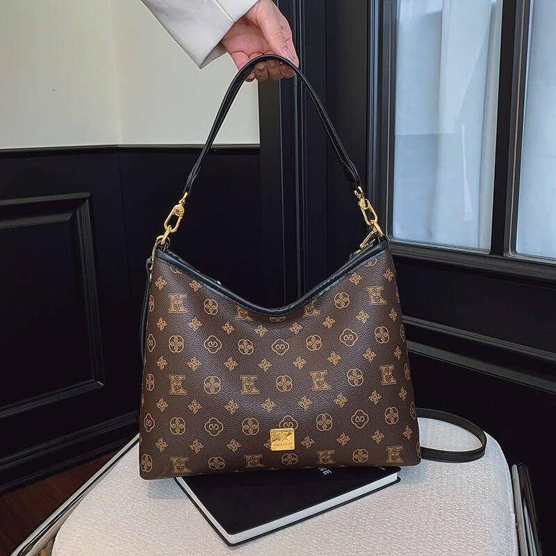 High-end Fashion Versatile Chic Niche Tote for Women 2025 New Simple Casual Commuter Shoulder Crossbody Bag