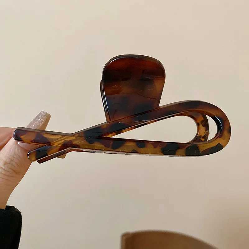 Leopard print large curved cross square geometric acrylic hair clip suitable for womens retro style shark clip charming head accessory Y2504012