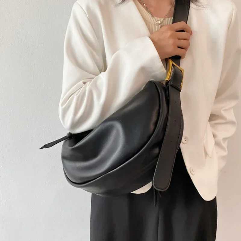 Womens cross body bag large capacity luxury handbag solid soft shoulder bag womens casual travel homeless bag retro Sac newXJ250412