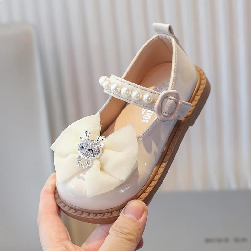 Girls shoes 2-12 years old beige cartoon bow pearl girl baby Mary simple shoes black soft sole anti slip childrens baby sandals 250411