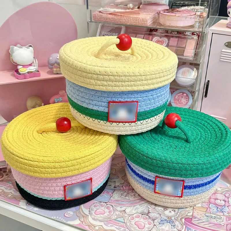 Ins Style Woven Storage Basket Dopamine Color Round Sundries Organizer With Lids Desktop Cosmetic Storage Basket Dorm Ro Decor Y251112