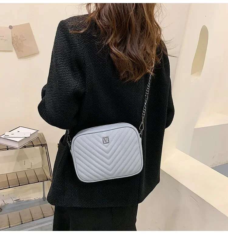Sm Bag Purse Pebbled V-Quilt Metal Chain Zip Up