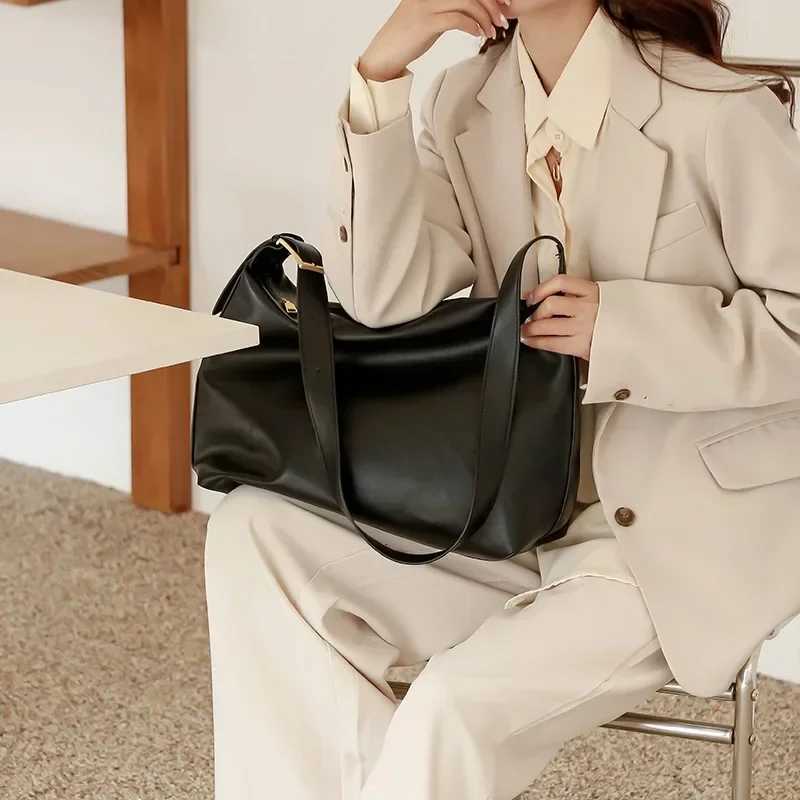 Commuter Crossbody Bag for Women New Simple and Versatile Large Capacity Bag Single Shoulder Lazy Soft Leather Tote BagT2511112